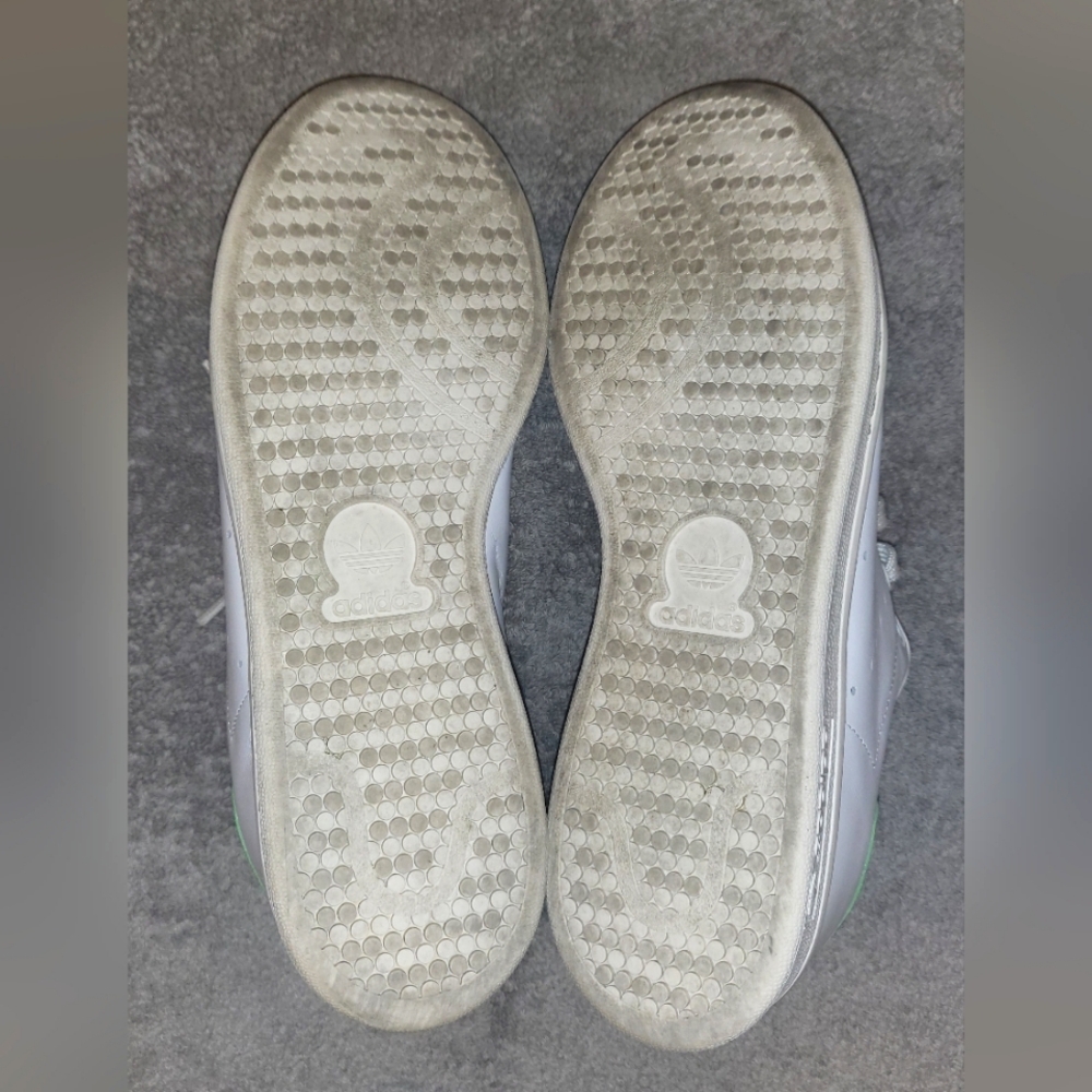 Tennis shoes